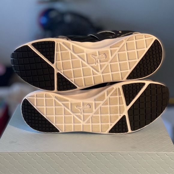 Size 9.5 Black Womens Puma walking sneakers only worn once, like new. - Picture 5 of 5